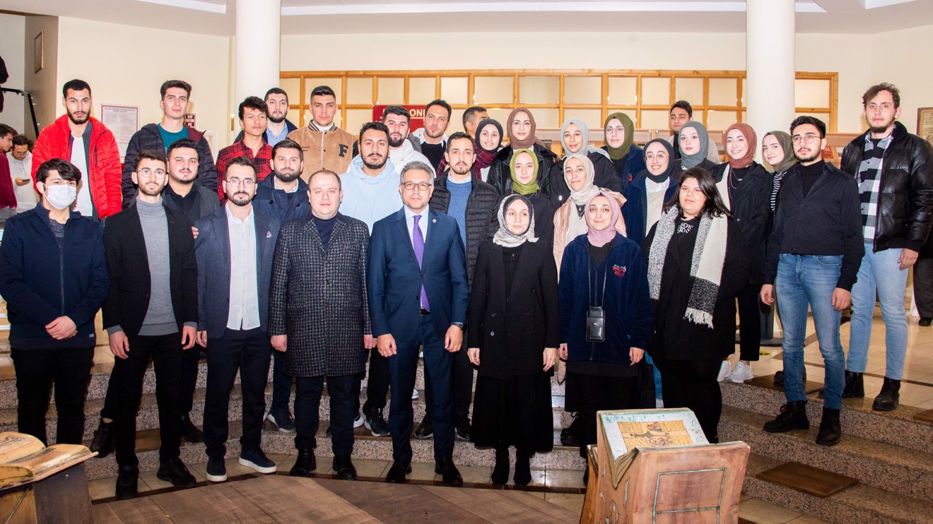 Selçuk Üniversitesi Prof. Dr. Erol Güngör Kütüphanesinde ders çalışan öğrencilere çorba ikramı